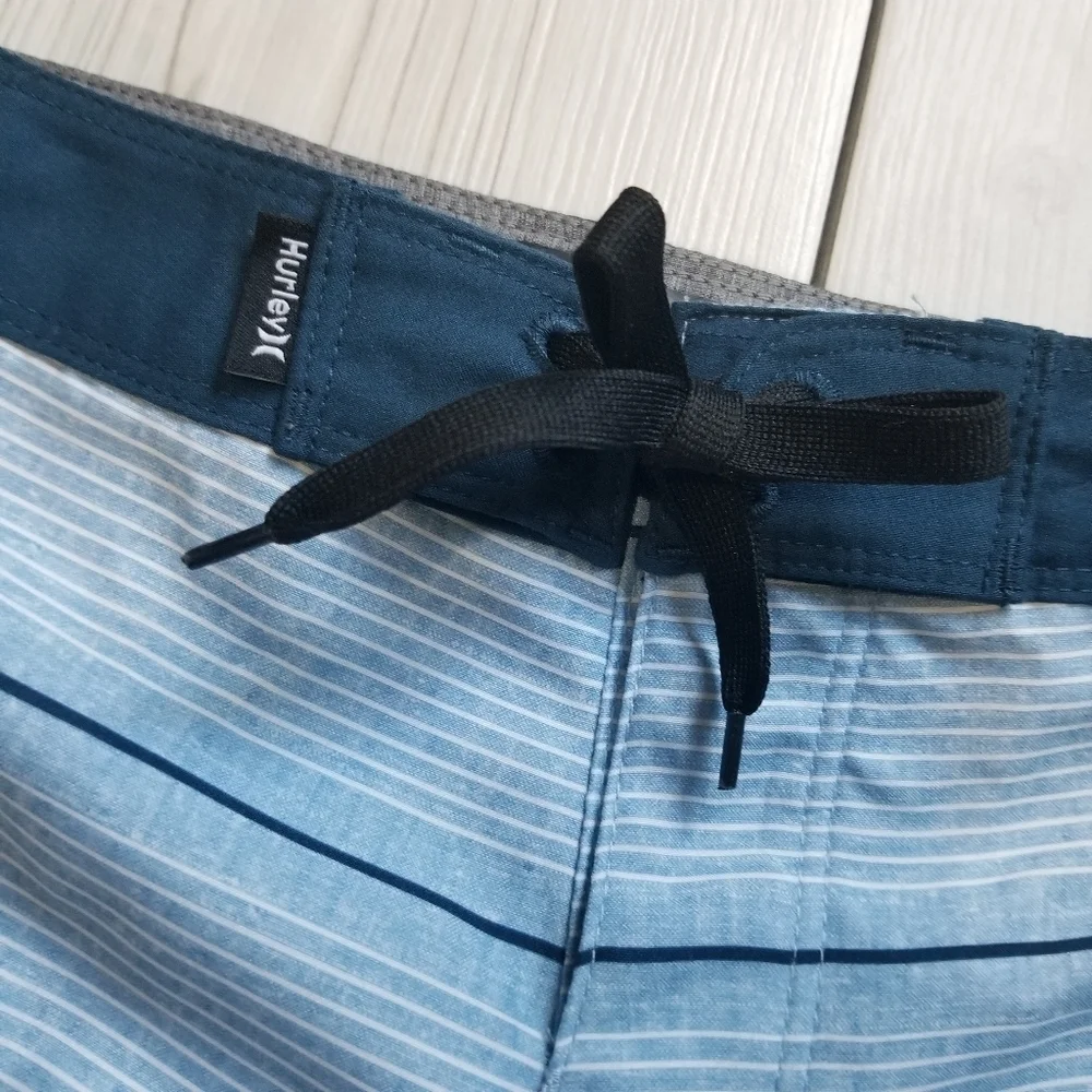 Hurley Shoreline Blue Striped Boys swim shorts Size 5 NWT